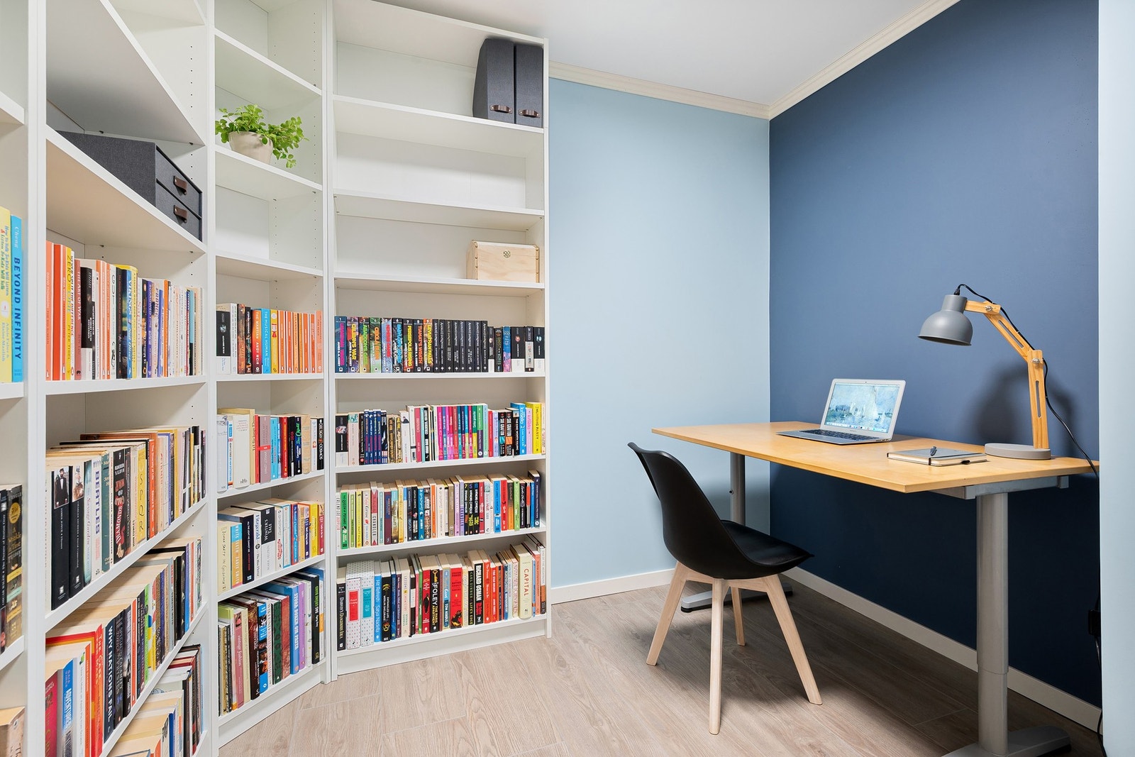 Praktisk bod som er innredet som kontor. Galleribilde