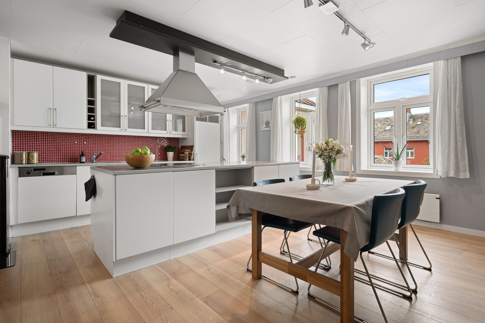 Pent og funksjonelt kjøkken med god skap- og benkeplass. Galleribilde