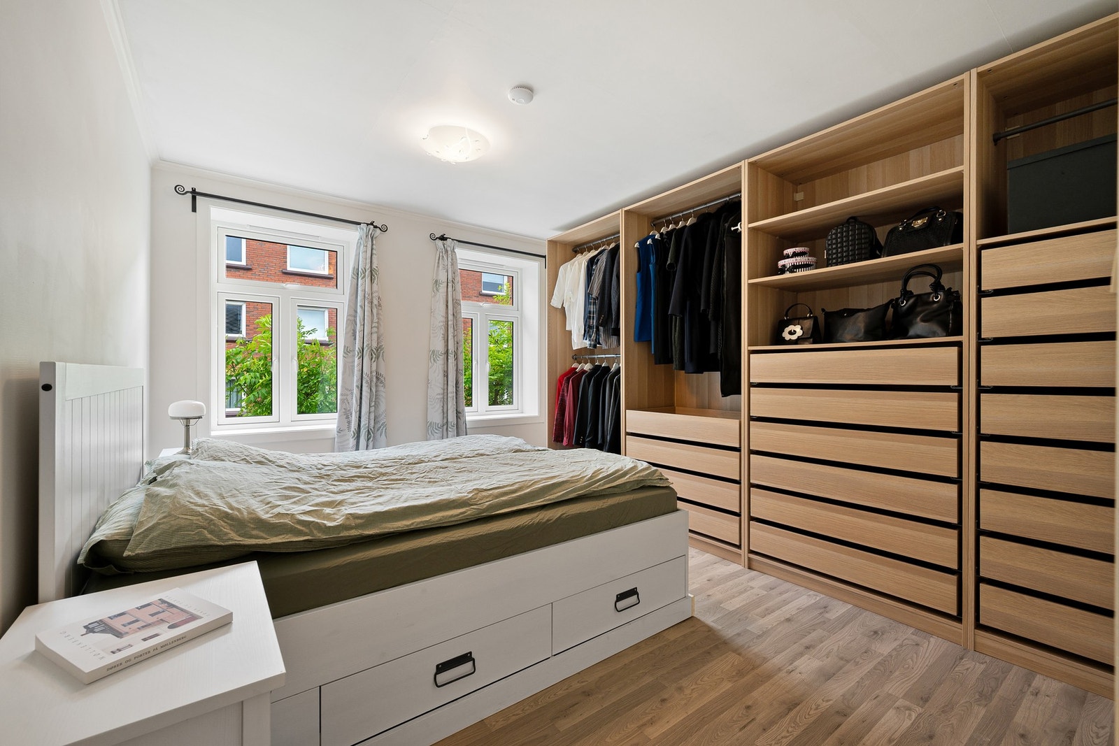 Plass til dobbeltseng og garderobeløsning. Galleribilde