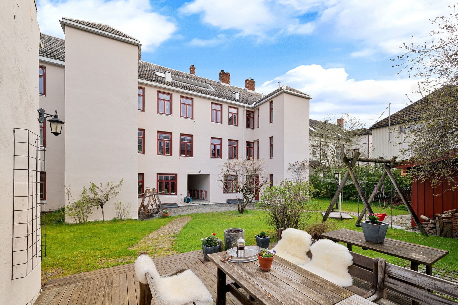 Sameiet har en koselig bakgård med fine fellesarealer for beboerne. Galleribilde