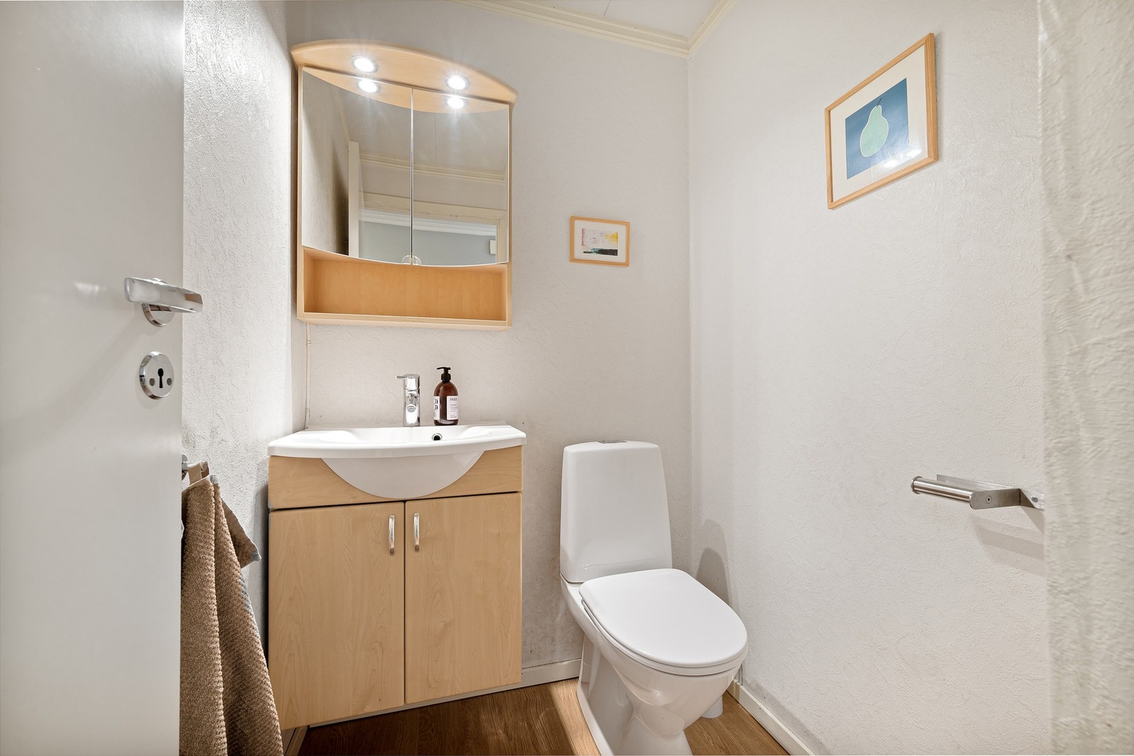 Praktisk separat toalettrom med servant og speilskap. Galleribilde