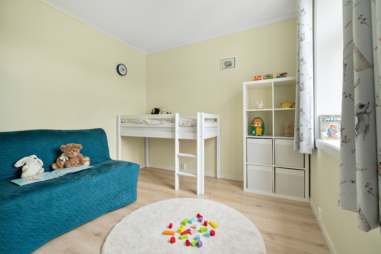 Et sjarmerende soverom med rikelig dagslys og fleksibel innredning, Galleribilde