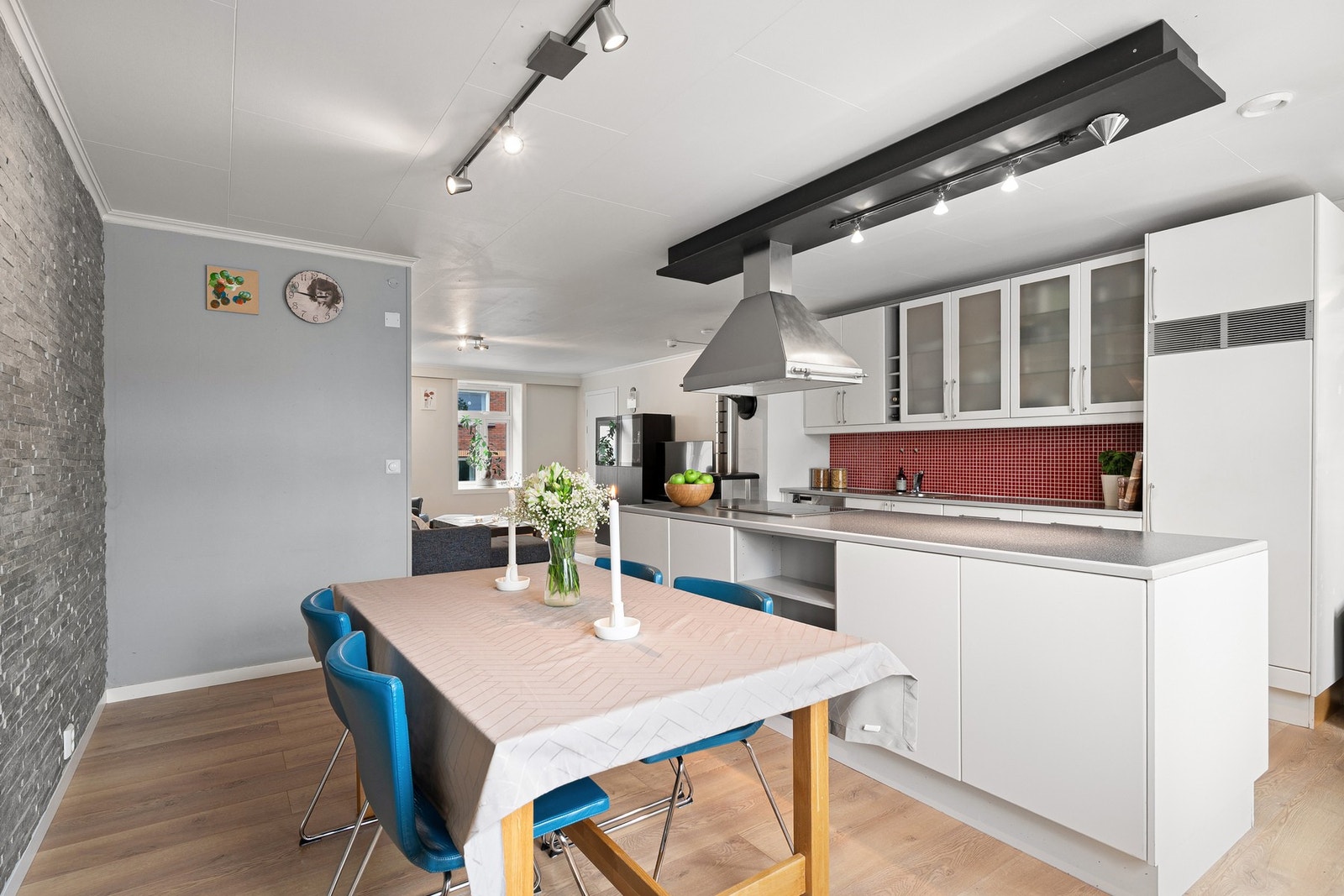 Spisebordet finner sin naturlige plassering ved kjøkkensone. Galleribilde