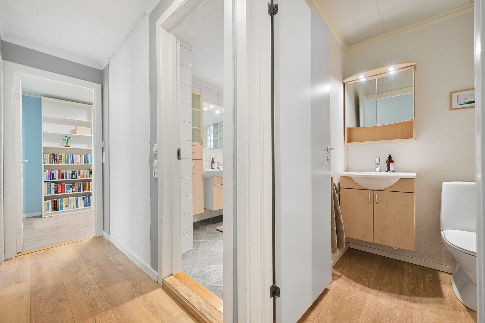 God rominndeling med adskilt WC og bad - perfekt for familier eller når du har gjester på besøk. Galleribilde