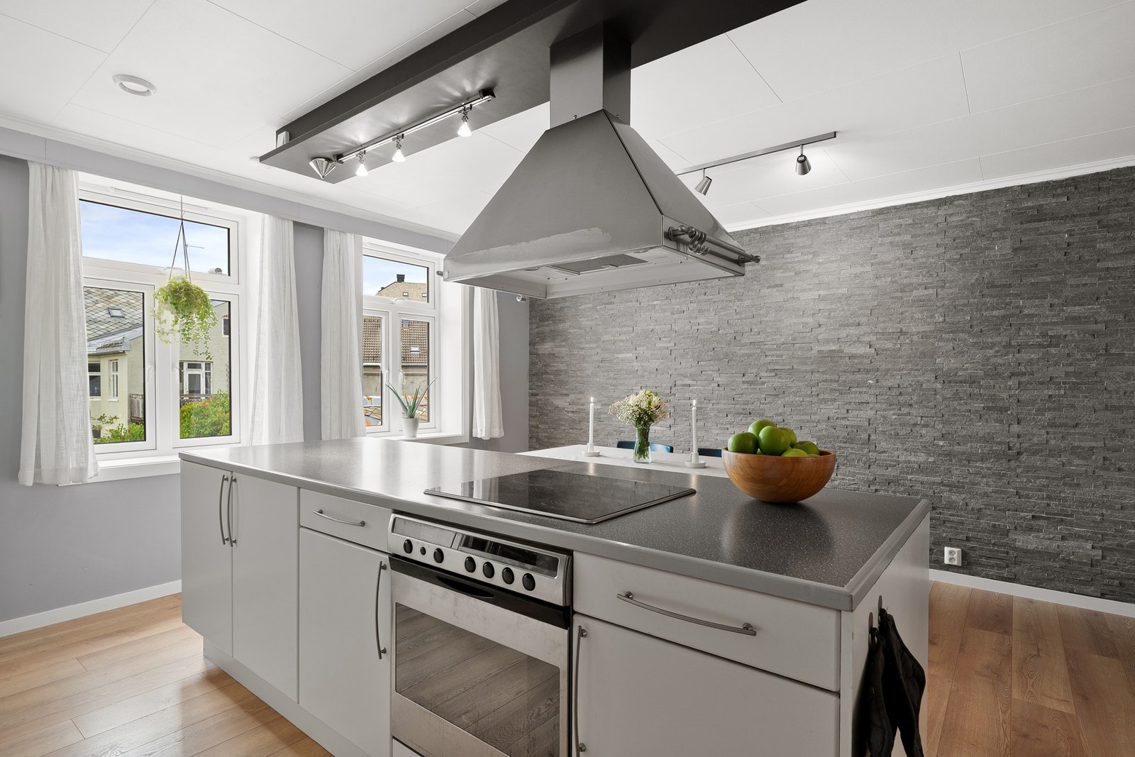 Praktisk kjøkkenøy med god benkeplass. Galleribilde