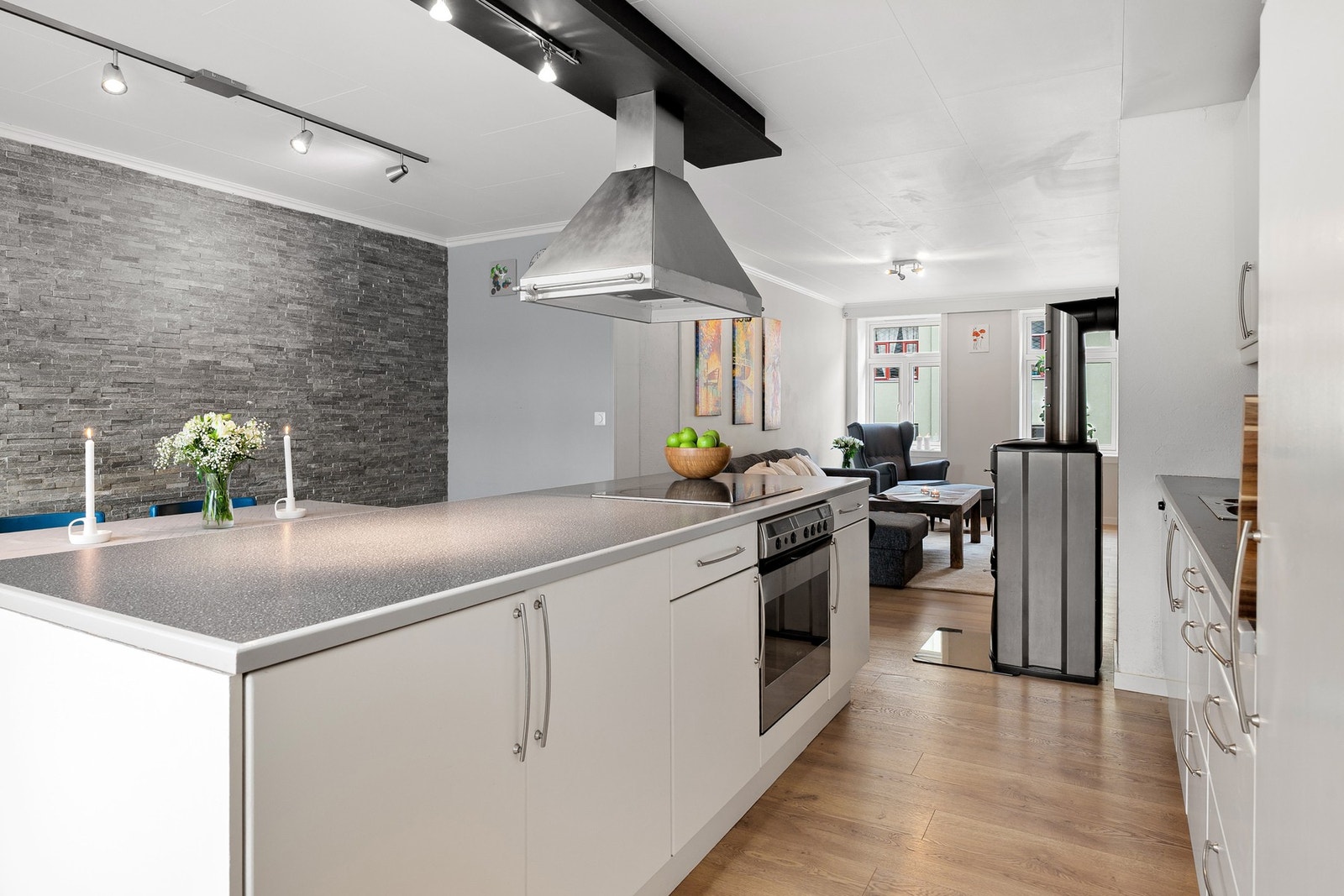 Kjøkkenet fra 2001 har integrerte hvitevarer som platetopp, stekeovn og kjøleskap. Galleribilde