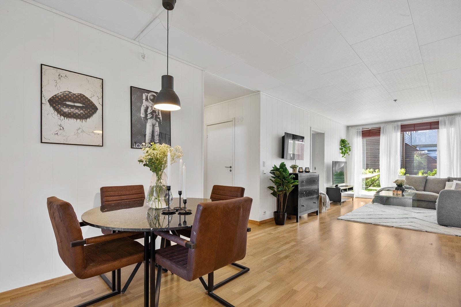 Hyggelig spiseplass og stue. Galleribilde