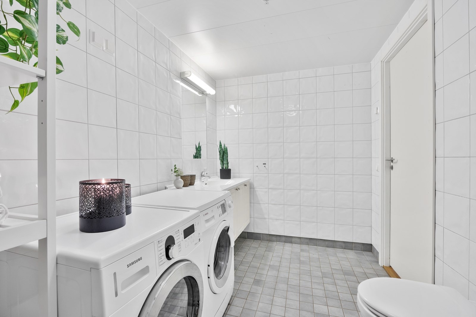 Opplegg og plass til vaskemaskin og tørketrommel på baderom. Galleribilde