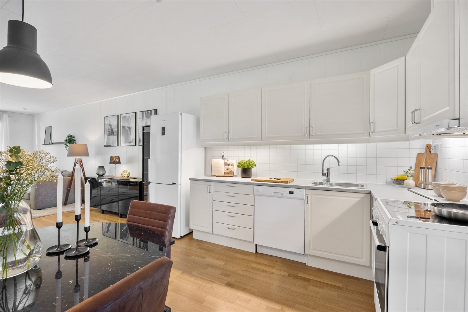 Det er plater på vegg mellom overskap og benkeplaten, samt benkebelysning. Komfyr og oppvaskmaskin medfølger. Galleribilde