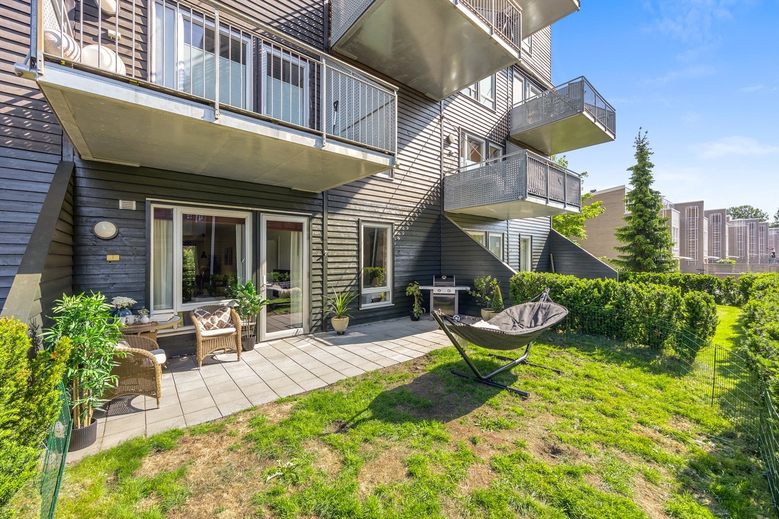 Leiligheten har markterrasse utenfor stuen, samt en liten gressplen mot hekk på borettslagets fellestomt. Galleribilde