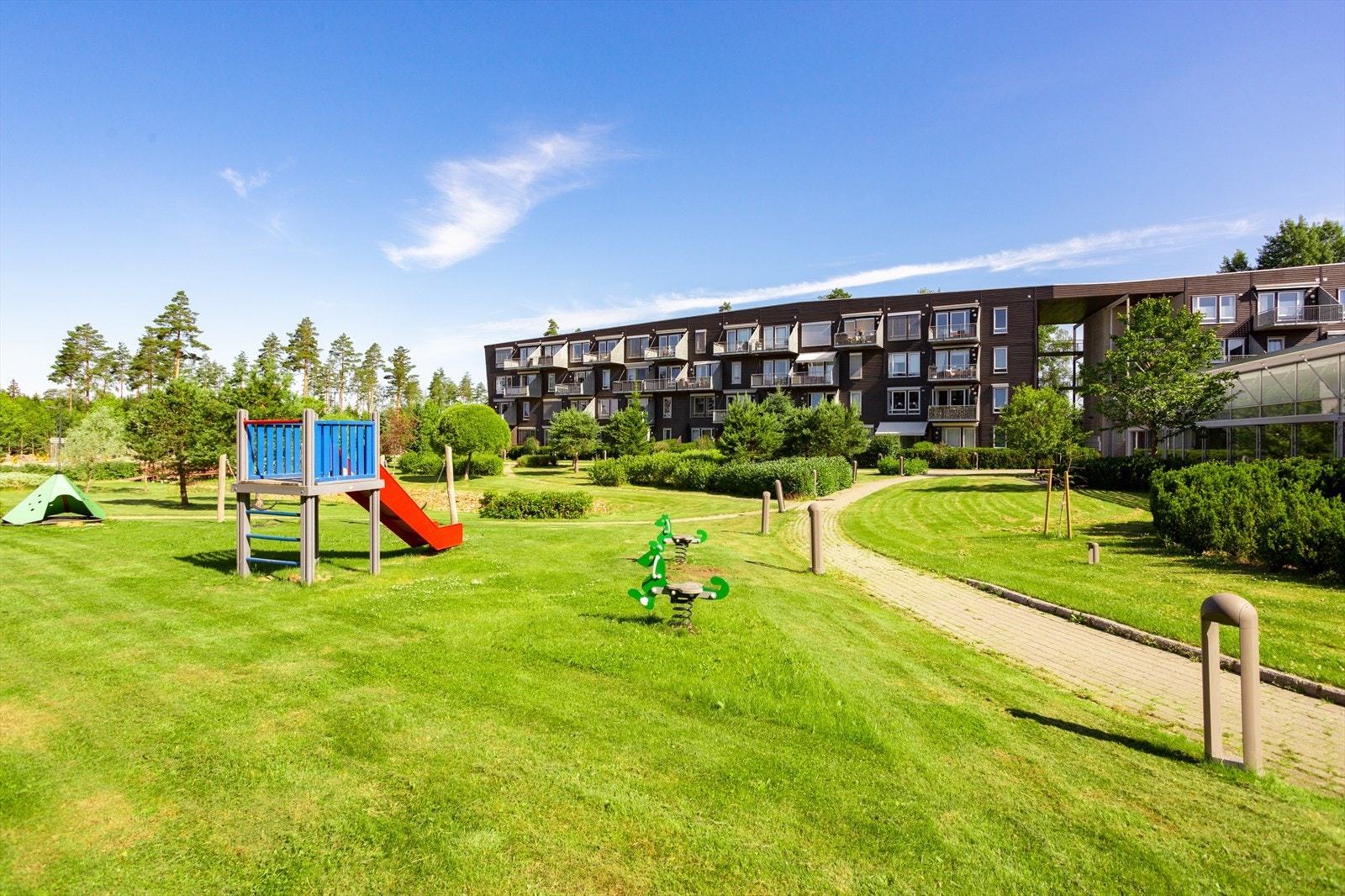Fellesareal med lekeplass og gangveier. Galleribilde