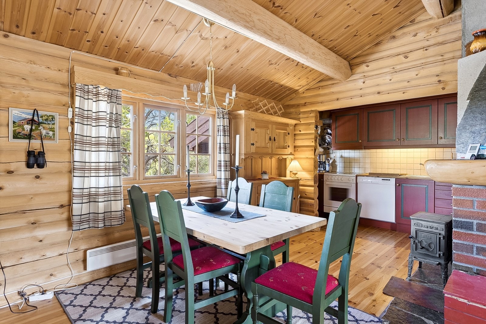 Spisestue i fin tilknytning til kjøkkenet. Galleribilde