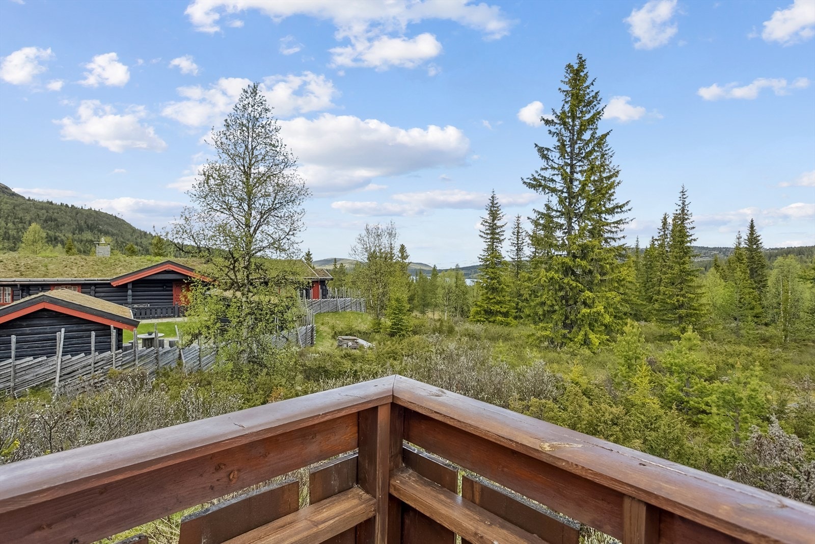 Det er utsyn til Gålåvannet. Galleribilde