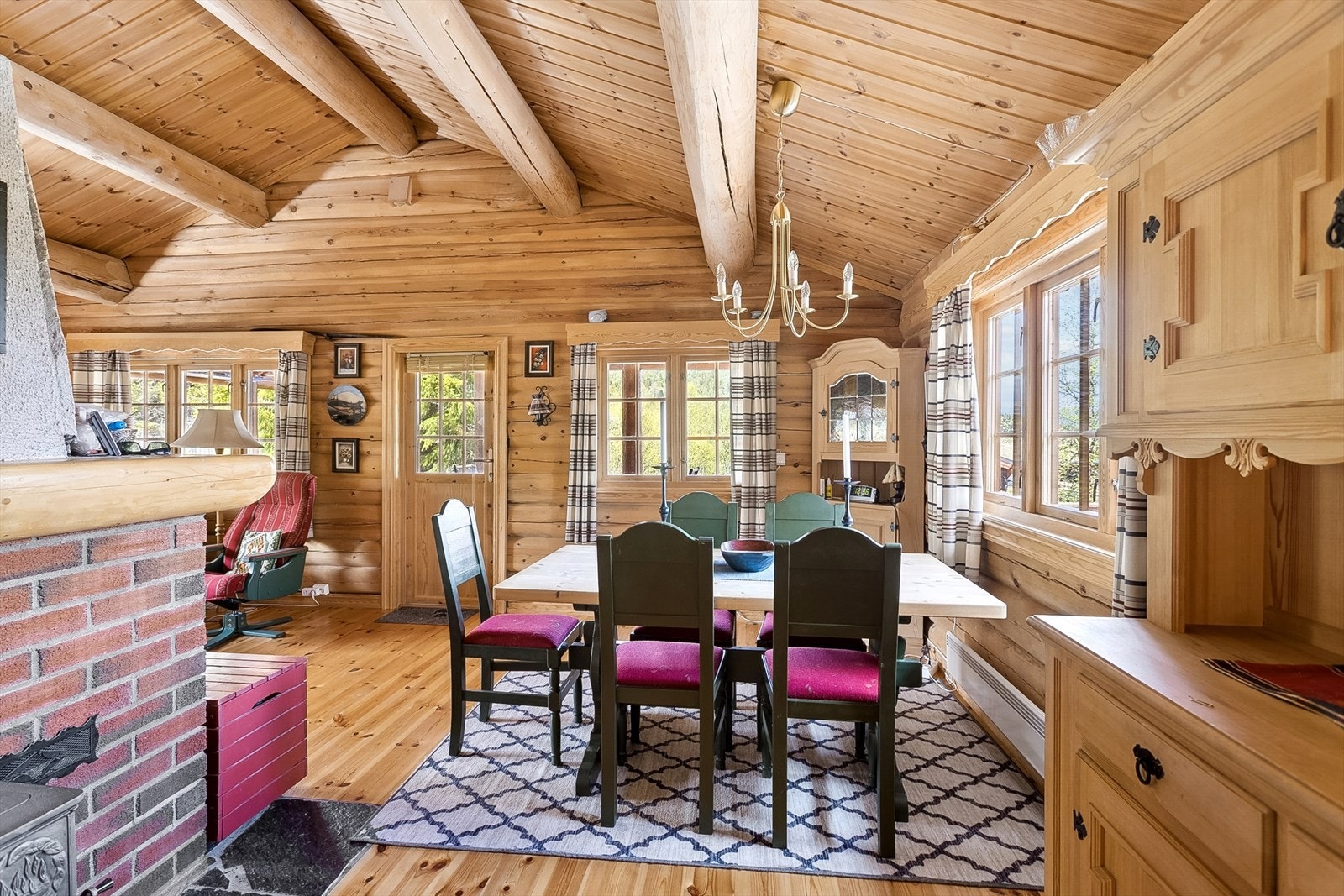 Åpen løsning mellom kjøkken og stue. Galleribilde