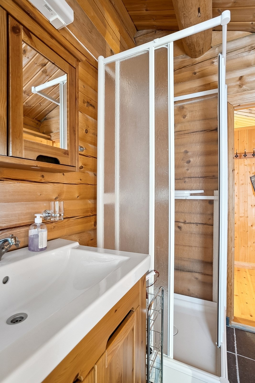 Bad med dusjkabinett. Galleribilde