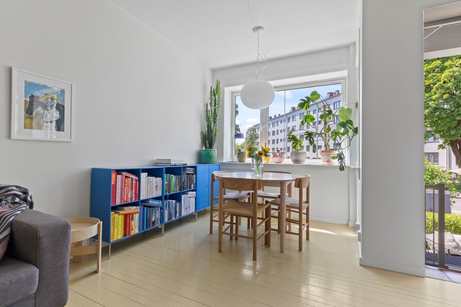 - Store vindusflater som gir masse naturlig lys - Galleribilde