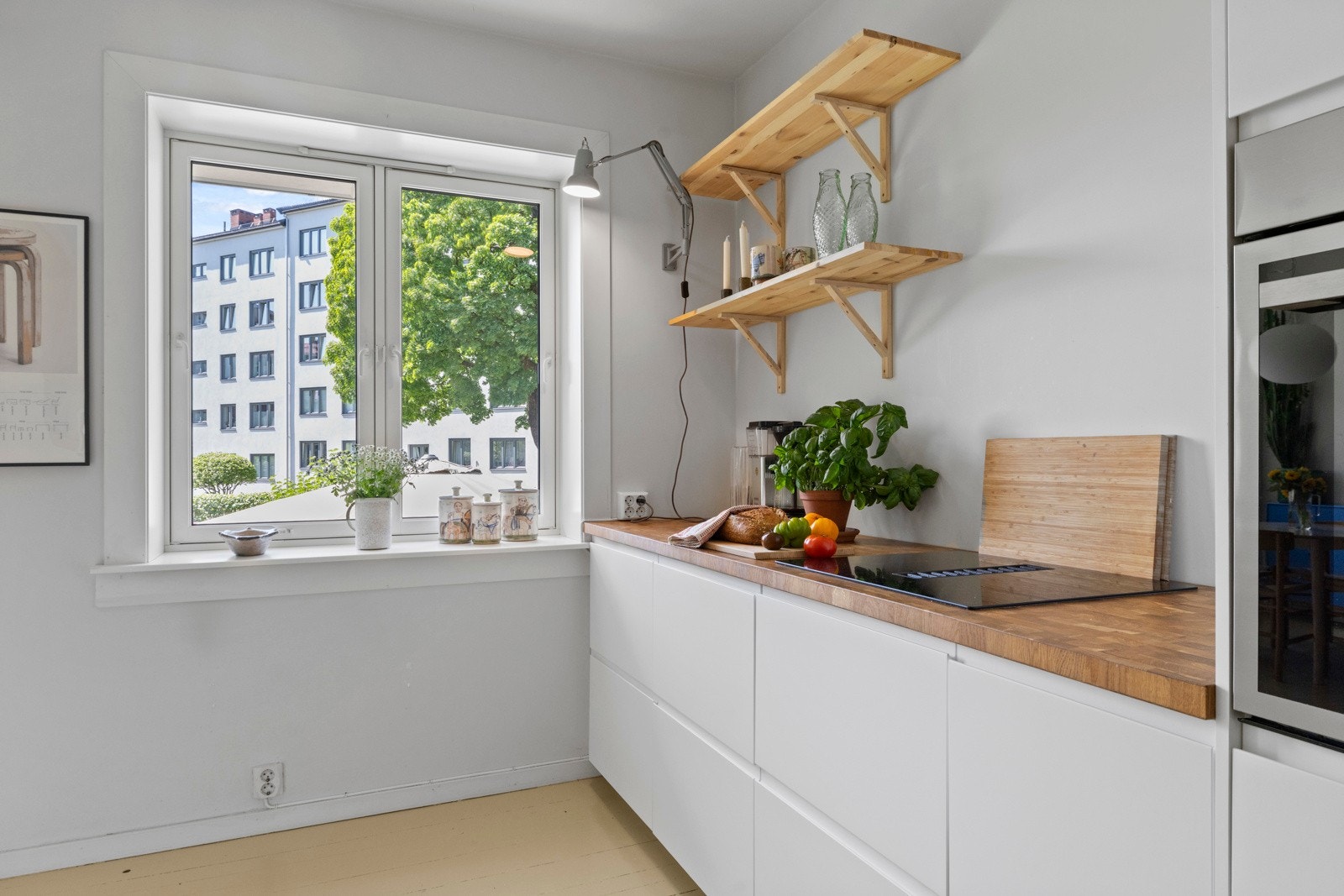 - Integrerte hvitevarer med platetopp, komfyr med integrert avtrekk, oppvaskmaskin og kjøl-frys - Galleribilde