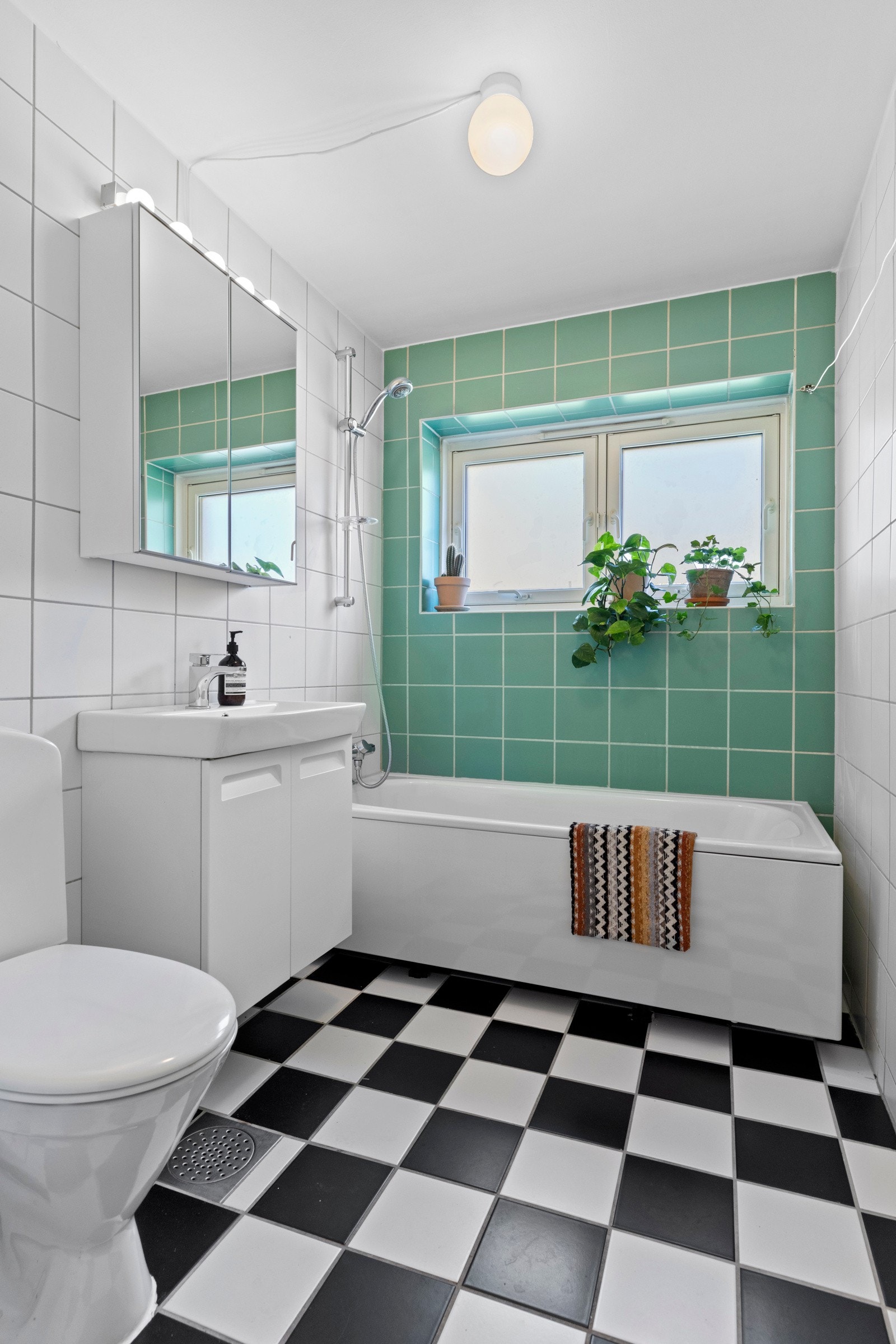 - Bad består av frittstående badekar (2025), vegghengt servant på servantskap og gulvstående toalett (2024) - Galleribilde