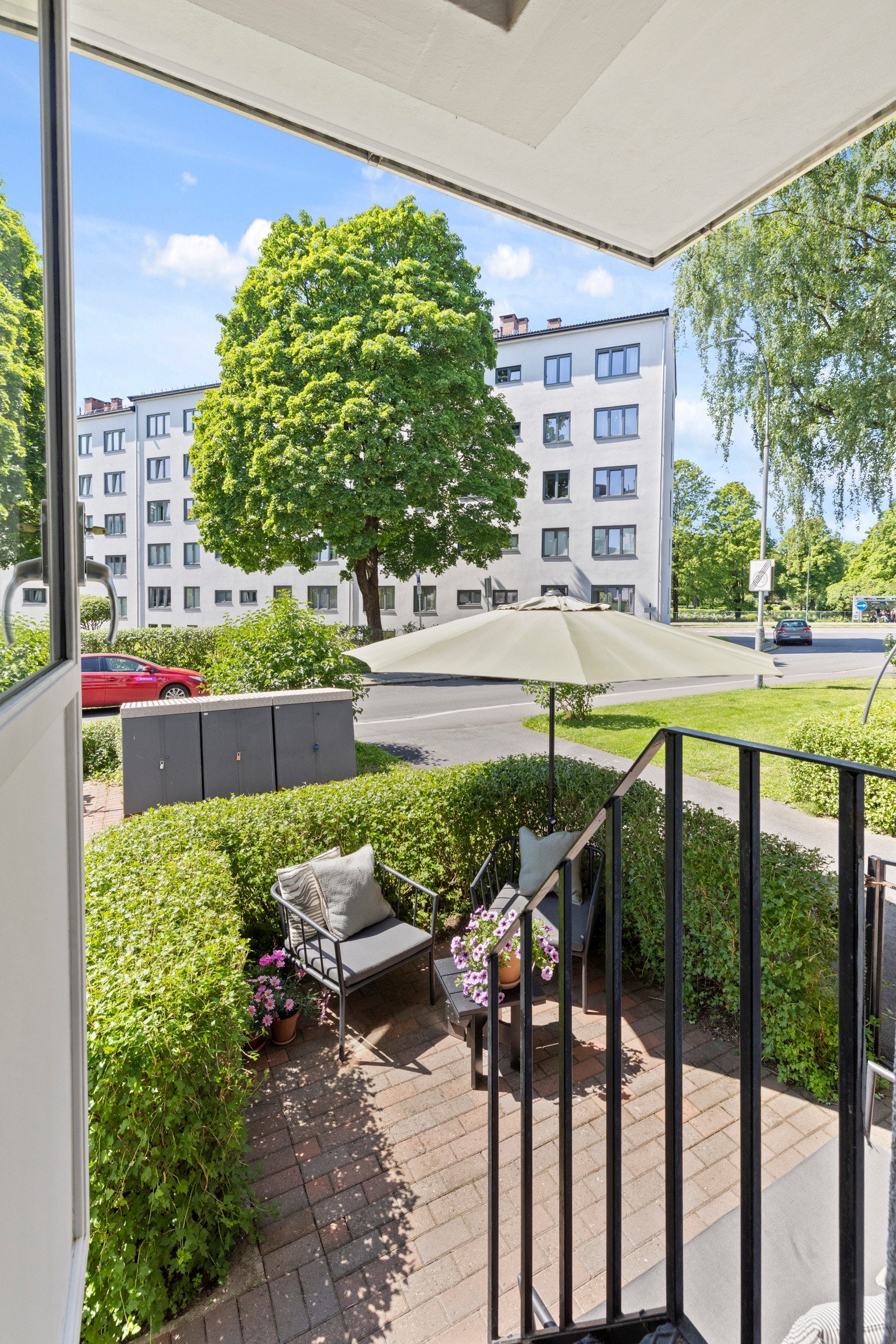 - Adkomst til solrik markterrasse* fra stua - Galleribilde