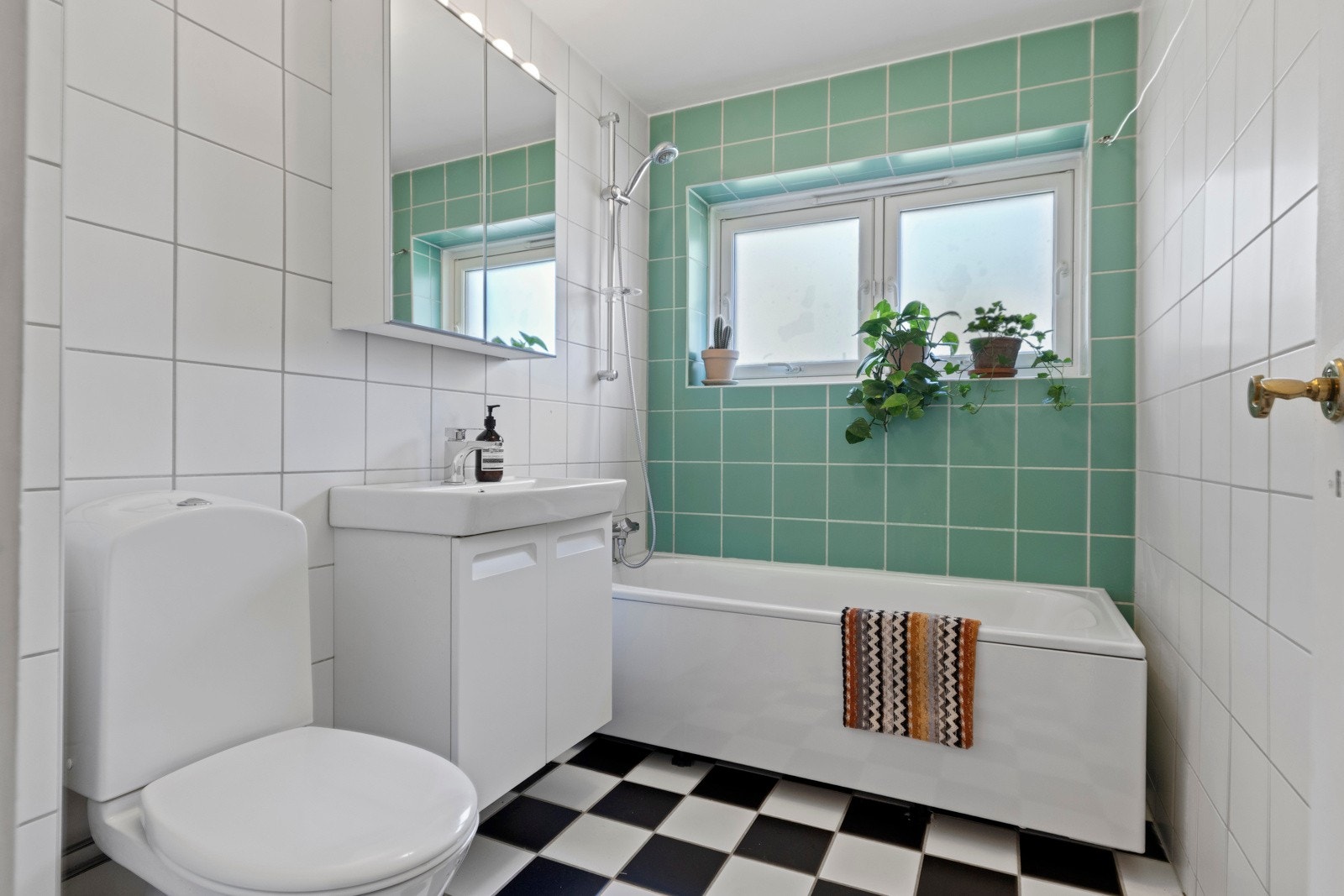 - Pent flislagt bad med gulvvarme - Galleribilde