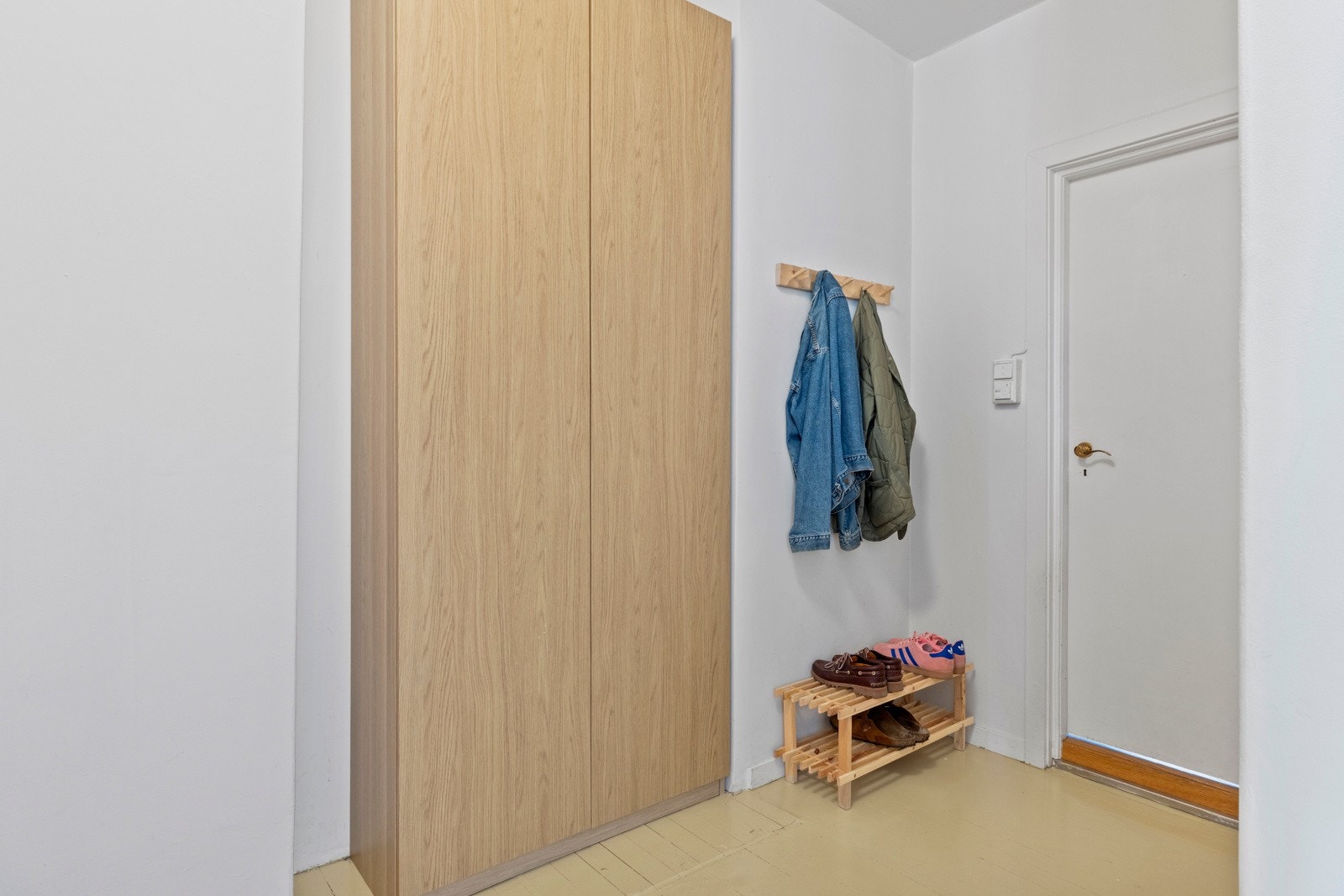 - Hyggelig entré med plass til oppbevaring av yttertøy og sko - Galleribilde
