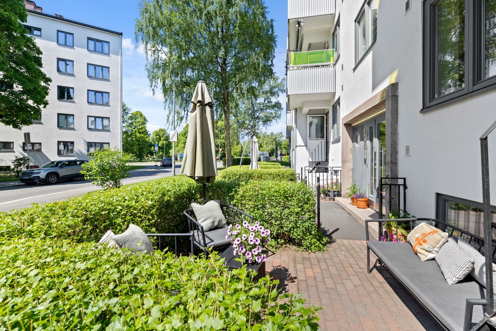 - Markterrassen er omkranset av en tett og frodig hekk - Galleribilde