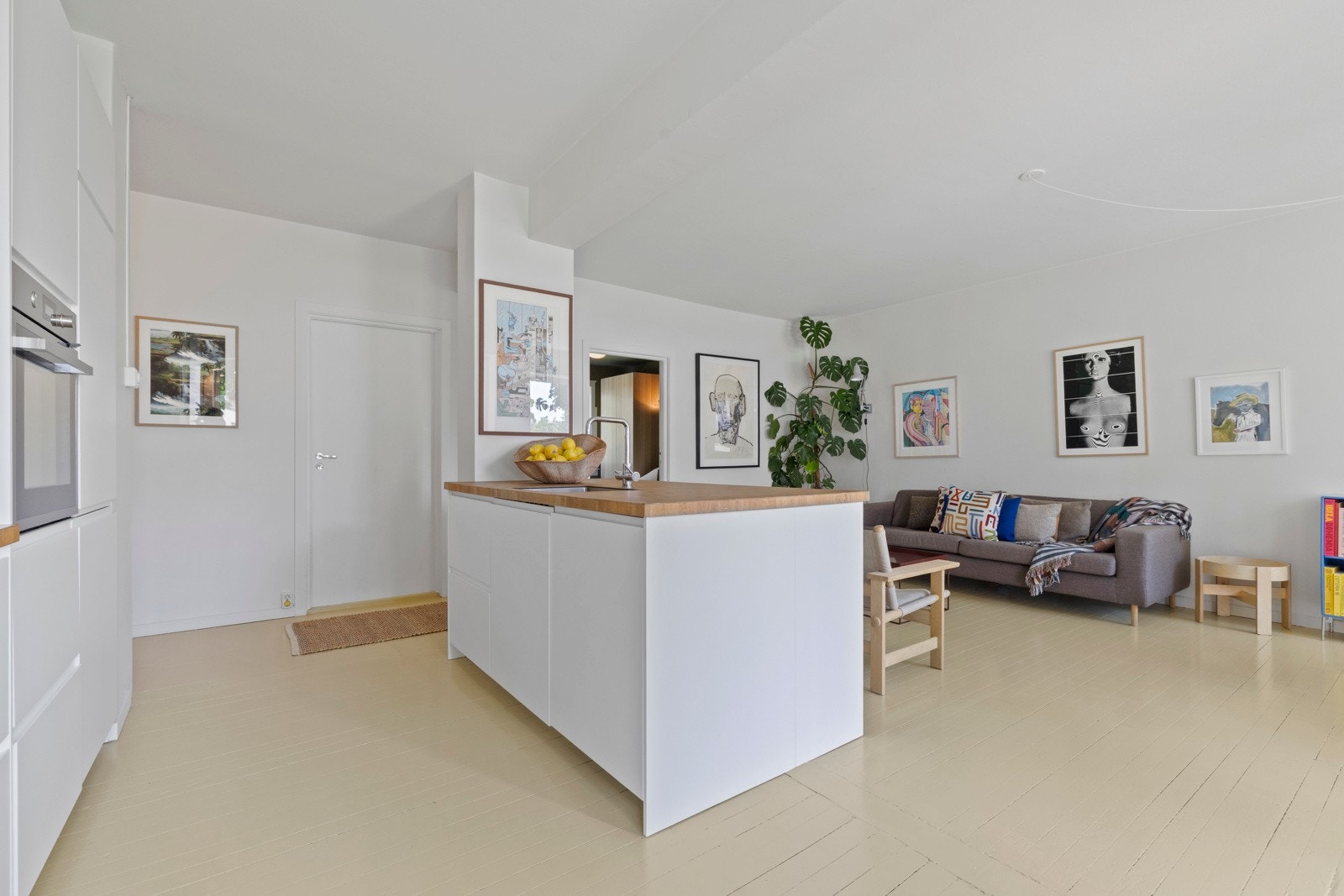 - Lekkert kjøkken fra 2022 med sosial kjøkkenøy - Galleribilde