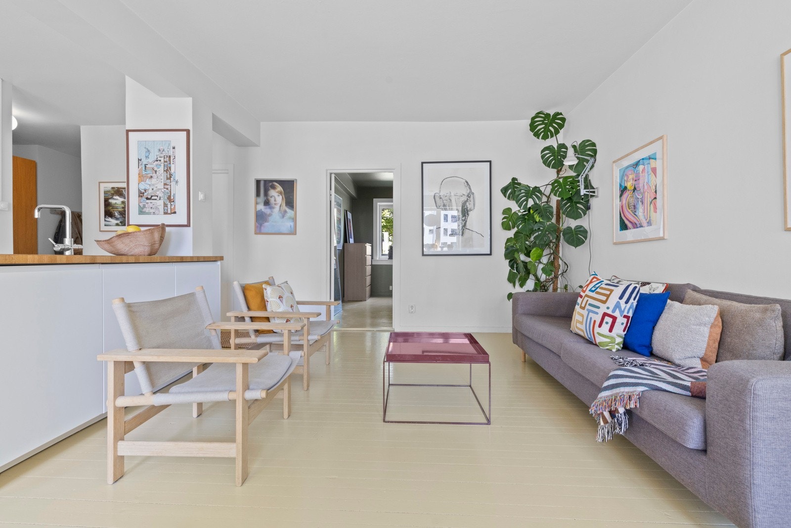 - God plass til både sofa, mediemøbler og et spisebord - Galleribilde