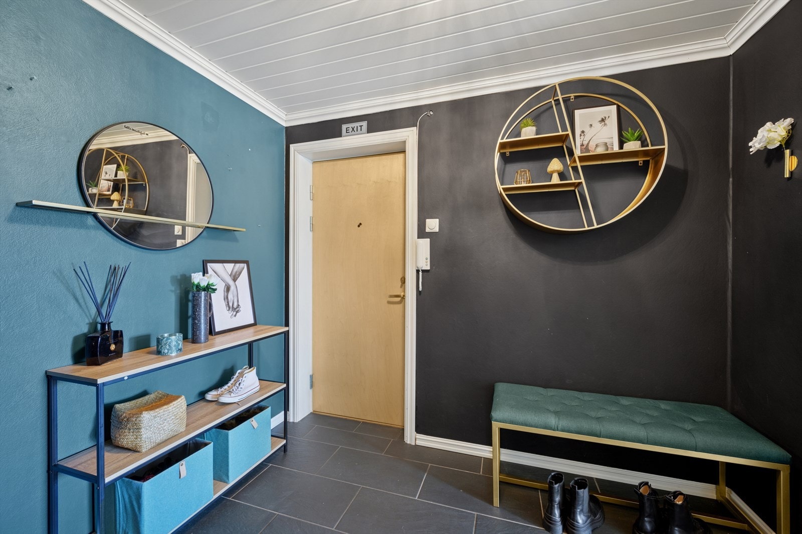 Velkommen inn - Entréen skaper et godt førsteinntrykk av leiligheten. Her er det plass til å henge fra deg yttertøy og sette fra deg sko. Galleribilde