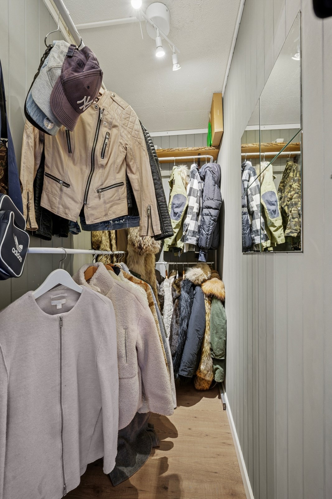 Det er en garderobeløsning med stang og hyller i bod i forbindelse med entréen. Galleribilde