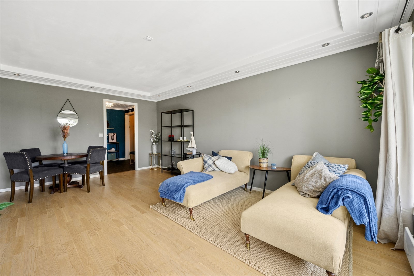 I stuen er det plass til å invitere familie og venner til hyggelige sammenkomster. Galleribilde