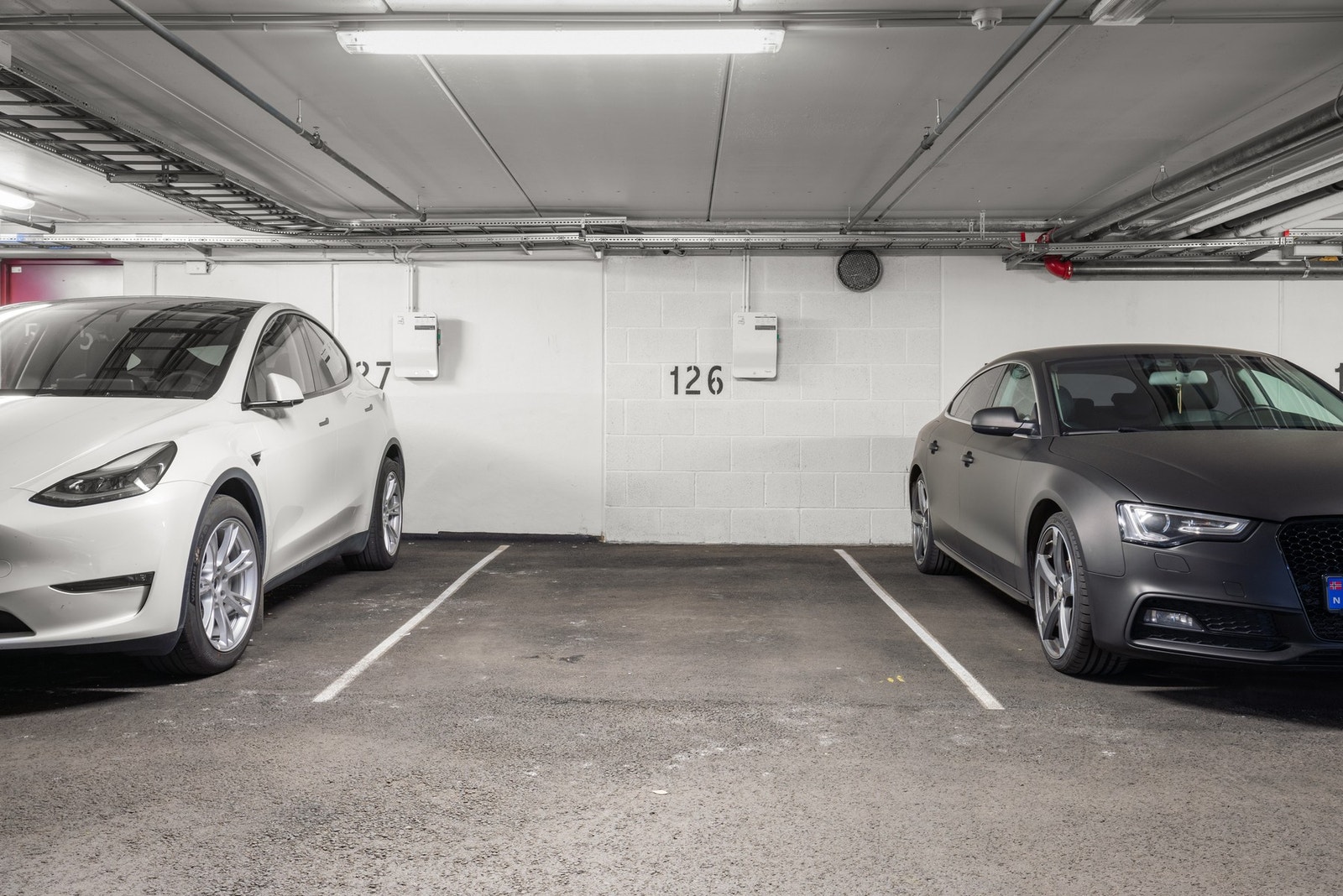 Garasjeplass med elbillader medfølger. Galleribilde