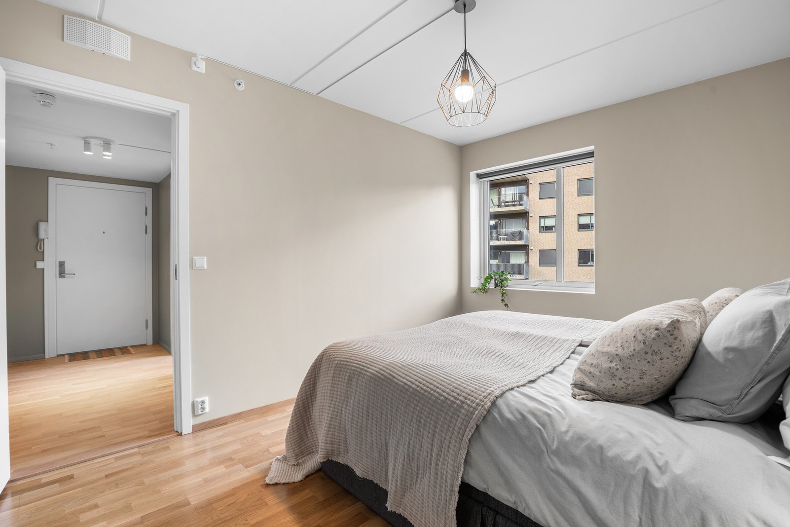 Soverommet slipper inn rikelig med naturlig lys. Galleribilde