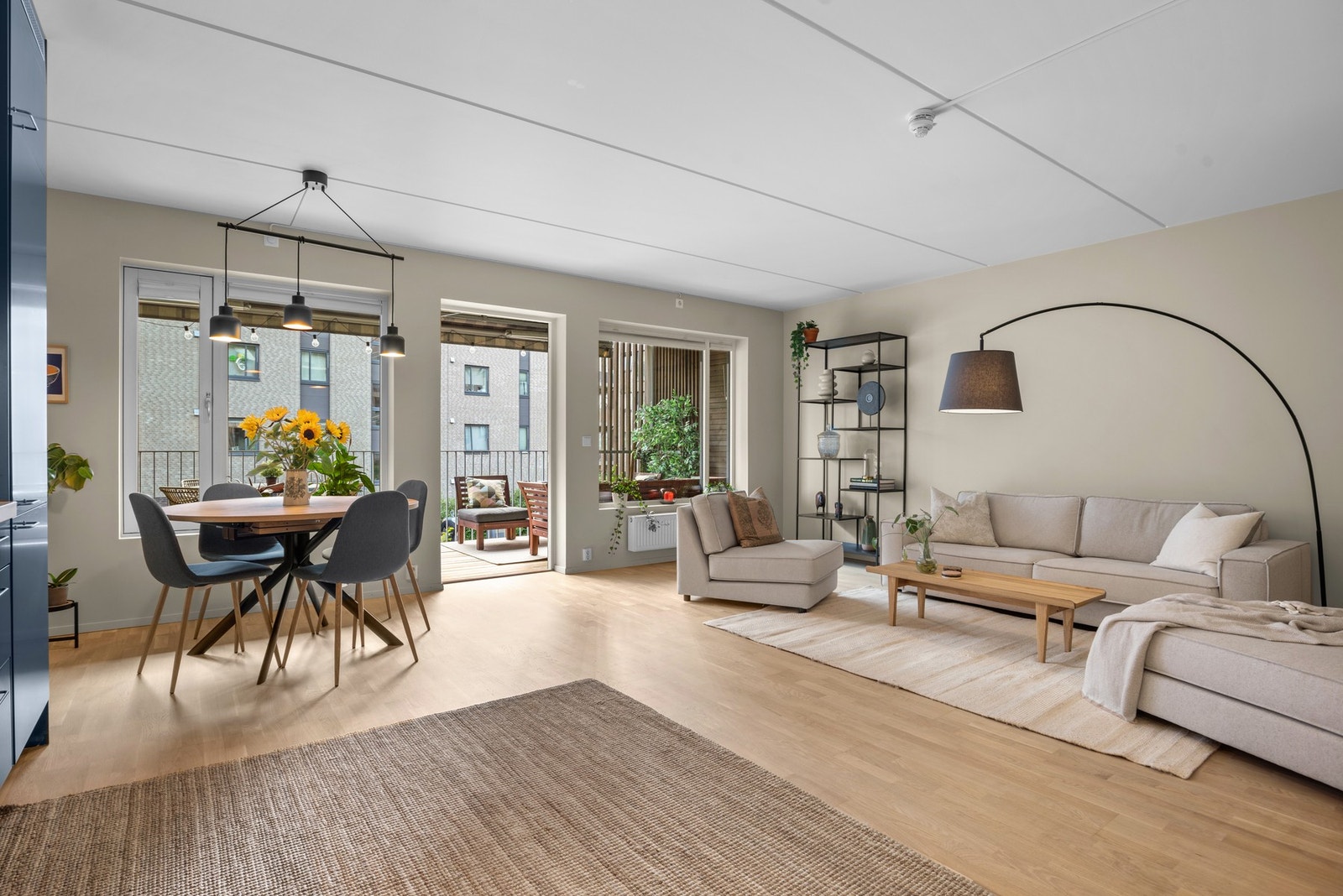 Rommet oppleves som enkelt å møblere og har god plass til spisebord, samt sofakrok. Galleribilde