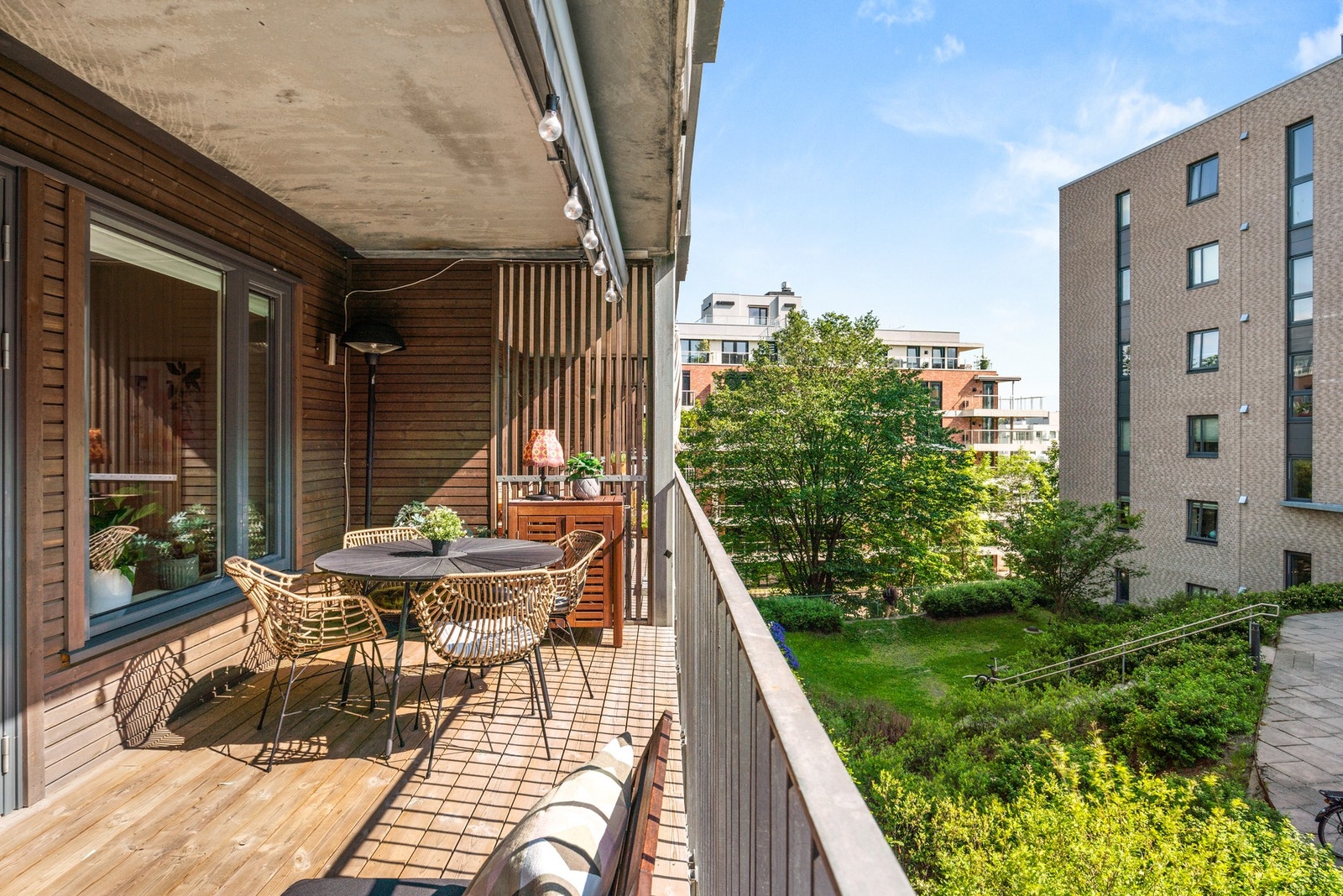 Lys og romslig 3-roms leilighet med stor og solrik balkong på 15 kvm. Galleribilde