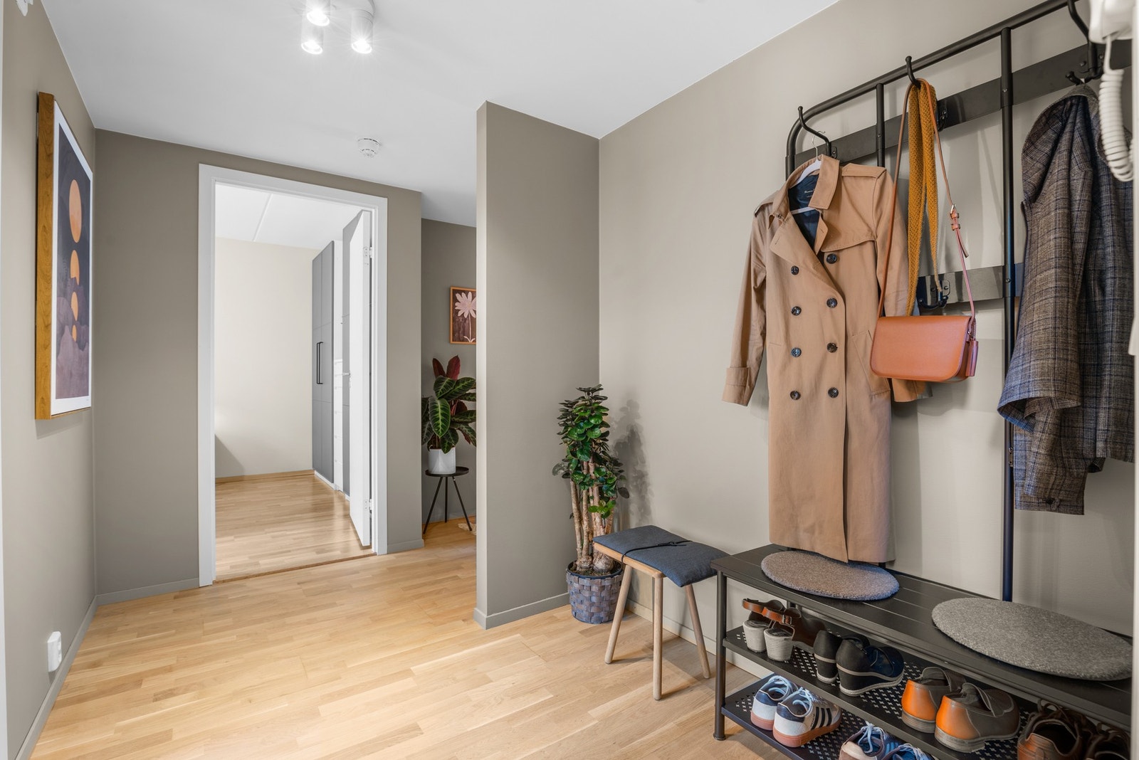 I gangen er det tilgang til innvendig bod med gode oppbevaringsmuligheter. Galleribilde