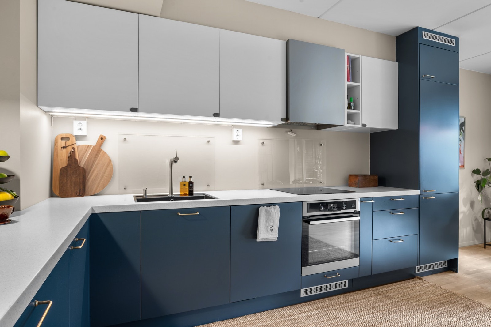 Kjøkkenet er utstyrt med integrert komfyr med induksjonstopp, vinskap, oppvaskmaskin og kjøleskap med frys. Galleribilde