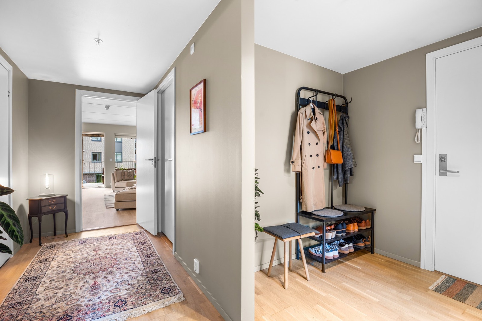 Leilighetens entré oppleves som praktisk og har god plass til ønsket møblement. Galleribilde