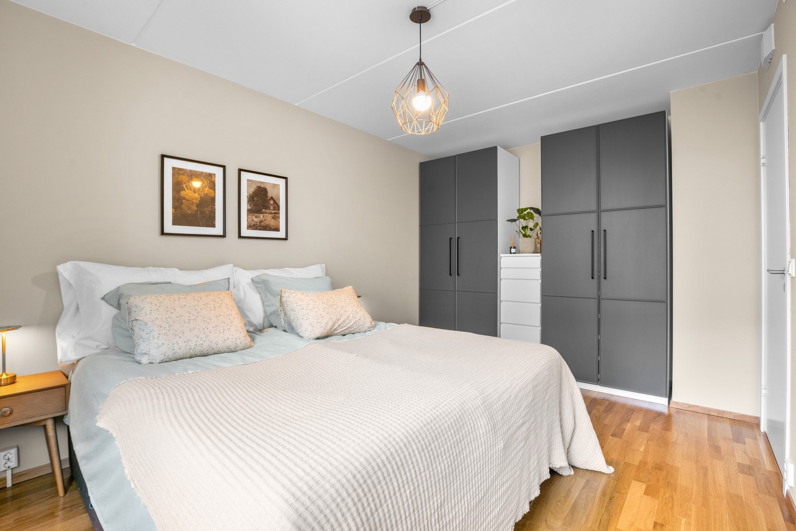 Gulvene i begge soverommene vil bli slipt før overtagelse. Galleribilde