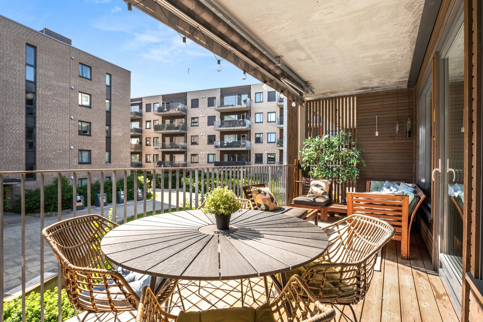 Balkongen har rikelig med plass til utemøblement. Galleribilde