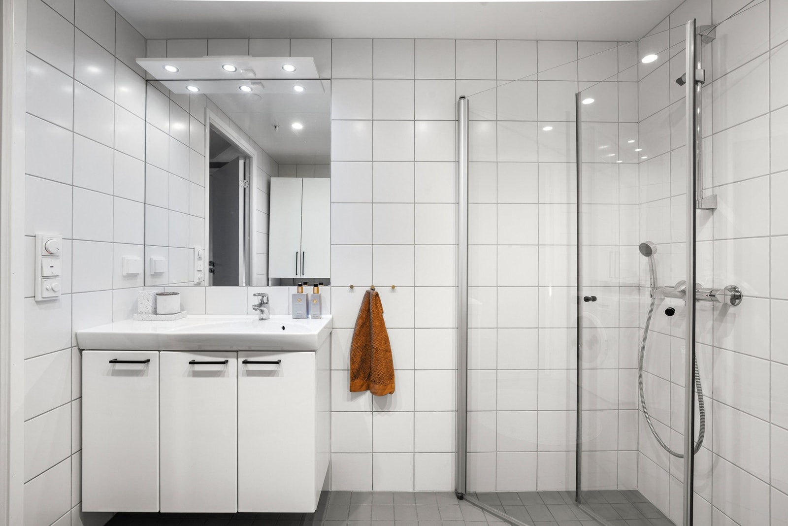 Det er varme i gulv og downlights i tak. Galleribilde