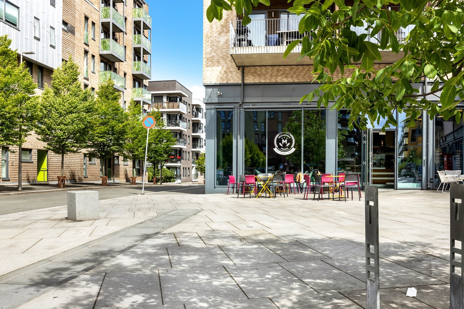 Boulangerie M, et populært bakeri med deilig fransk bakverk og italiensk pizza, ligger i samme bygg som leiligheten. Galleribilde