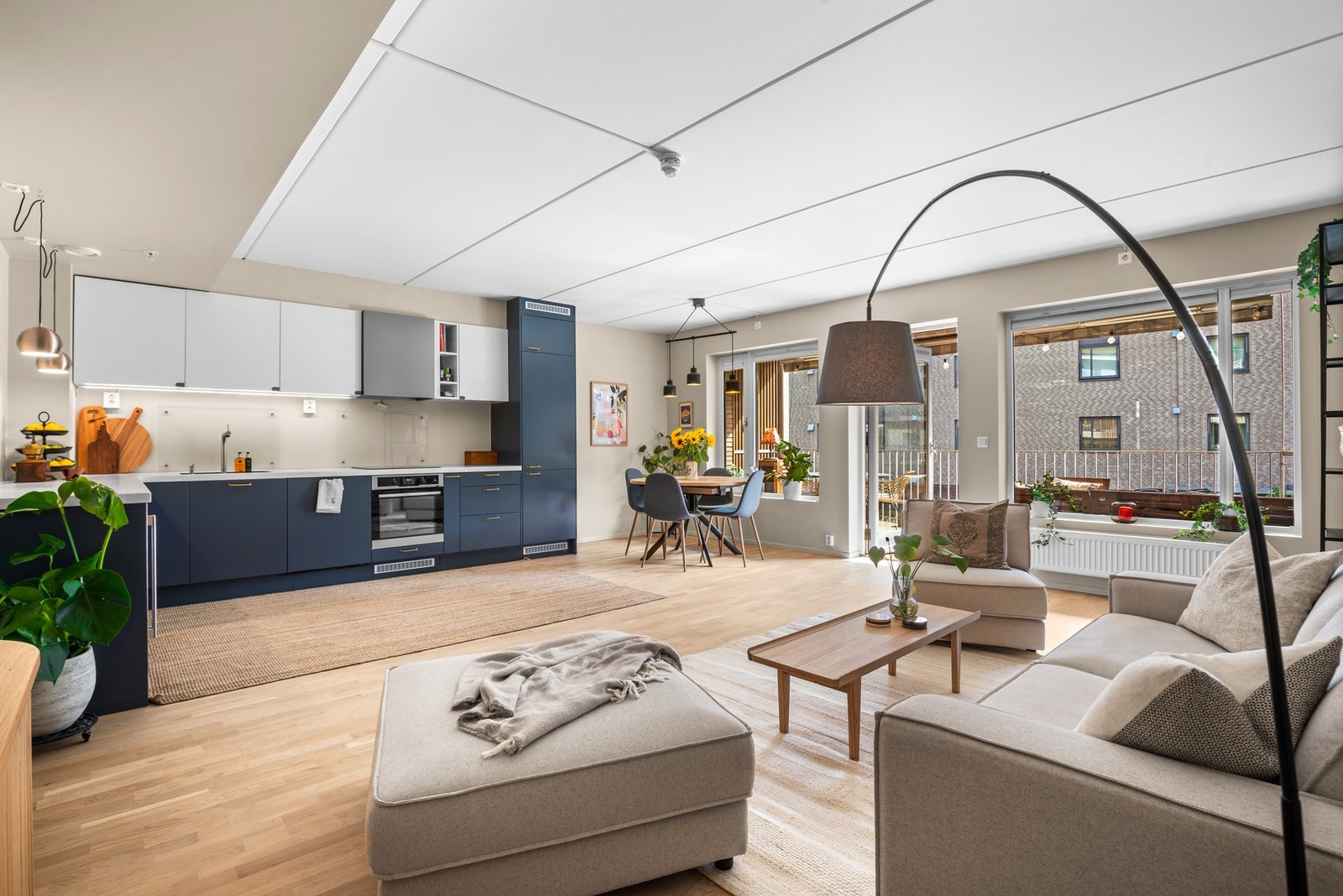 Stuen er romslig og har åpen kjøkkenløsning Galleribilde