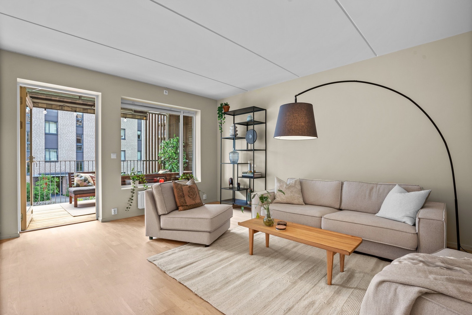 Store vindusflater slipper inn rikelig med naturlig lys. Galleribilde