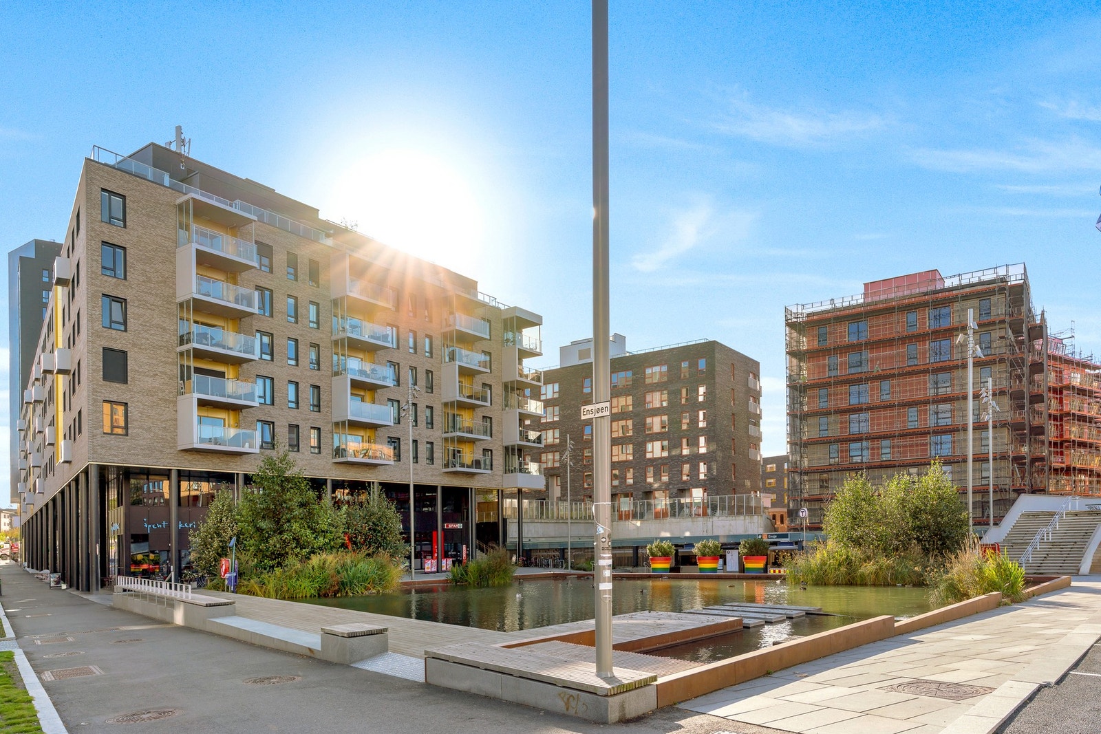 Ensjø Torg med hyggelig vannspeil ligger få minutter unna. Adkomst til T-banen (linje 1-4) Galleribilde