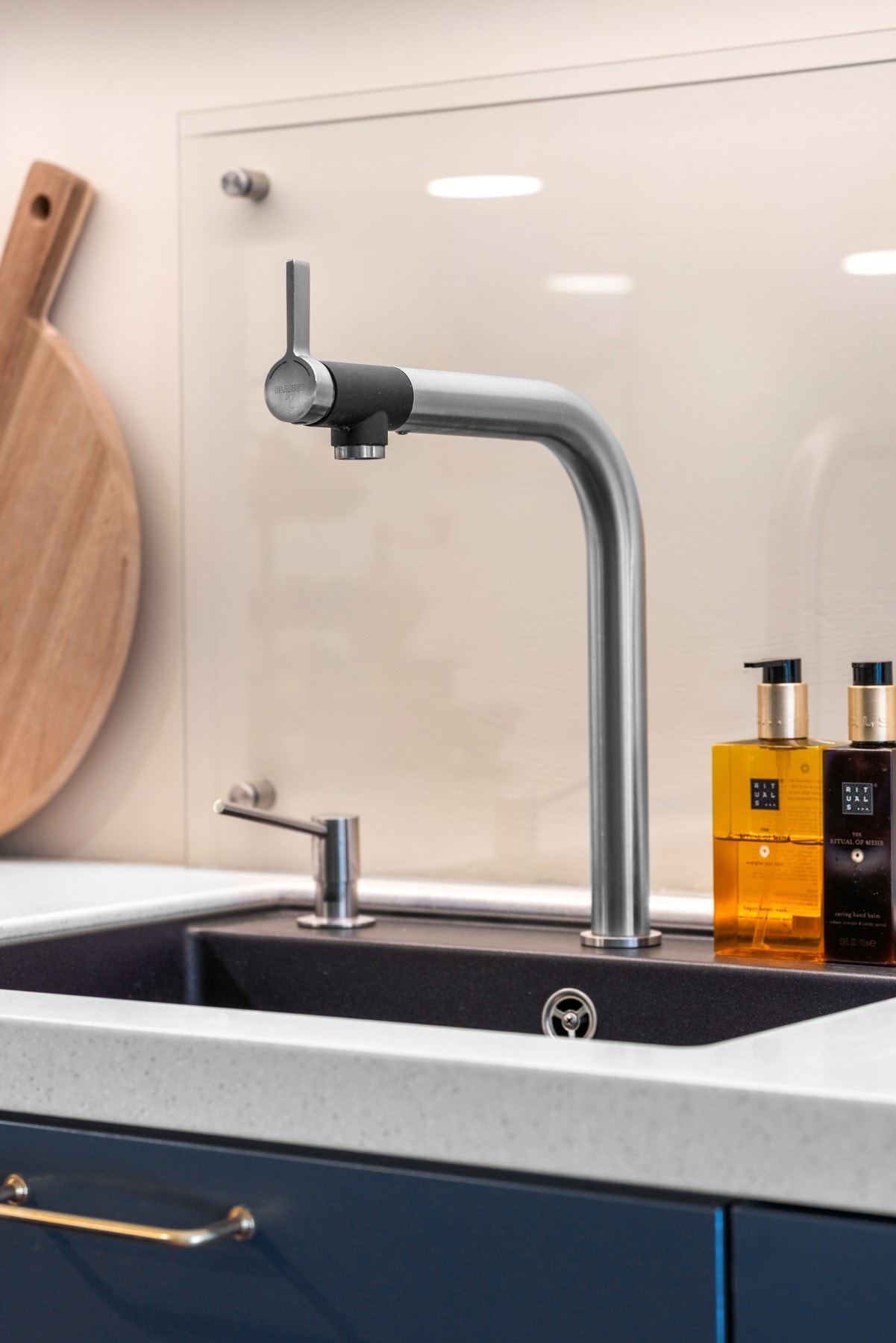 Kompositt benkeplate med underlimt oppvaskkum. Galleribilde