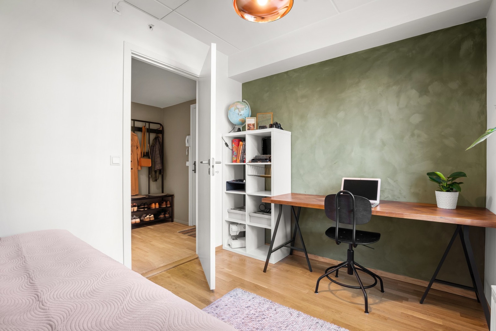 Rommet har god plass til et lite kontor. Galleribilde