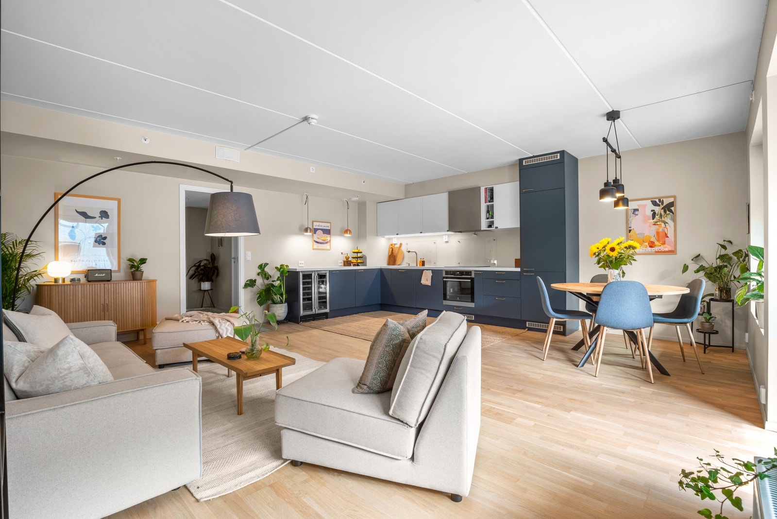 Gulv i stue og entre er nyslipt i 2025. Galleribilde