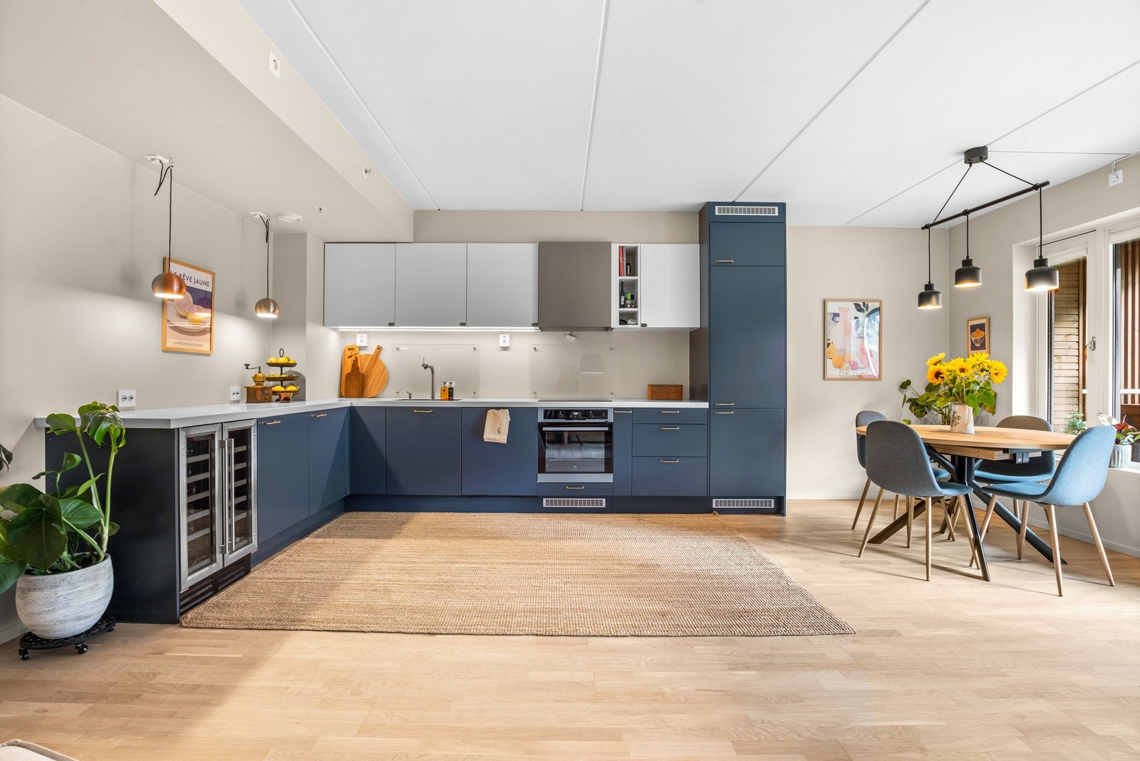 Kjøkkenet har rikelig med skap- og benkeplass. Galleribilde