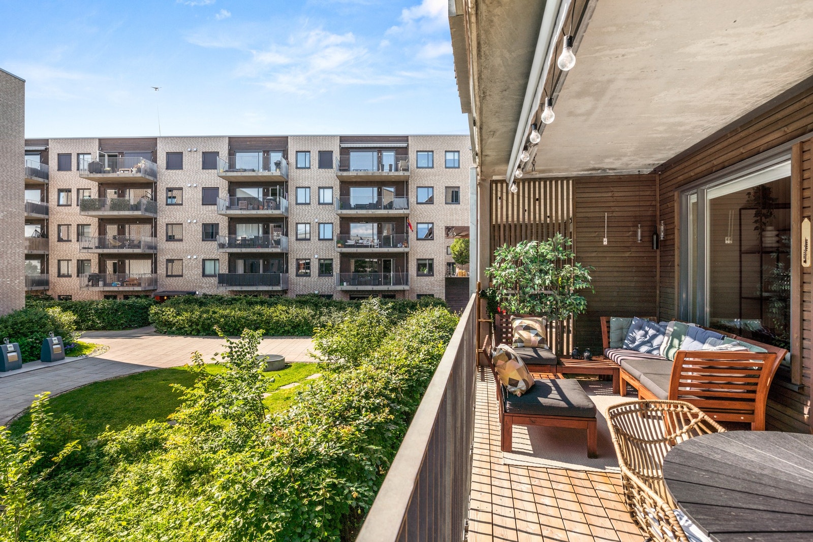 Nydelig balkong hvor solen kan nytes fra tidlig formiddag helt til kvelden. Galleribilde